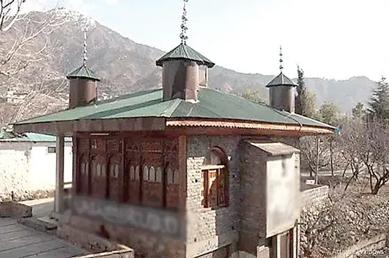 کیل کا استعمال کئے بغیر لکڑی سے تیار کردہ خوبصورت مسجد