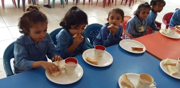 اسکولوں میں بچوں کو کھانا فراہم کرنے کی تیاری مکمل