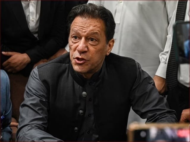 عمران خان نے پارٹی رہنماؤں کی درخواست پر سول نافرمانی کی تحریک کچھ دن کیلئے معطل کردی